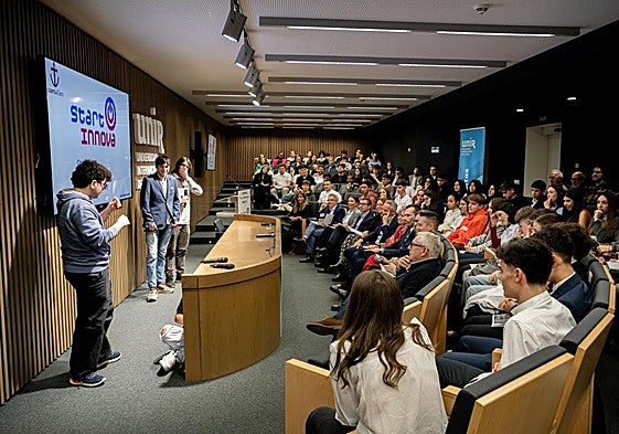Participantes en la final de STARTInnova en su edición de 2024, durante la exposición pública de su proyecto.