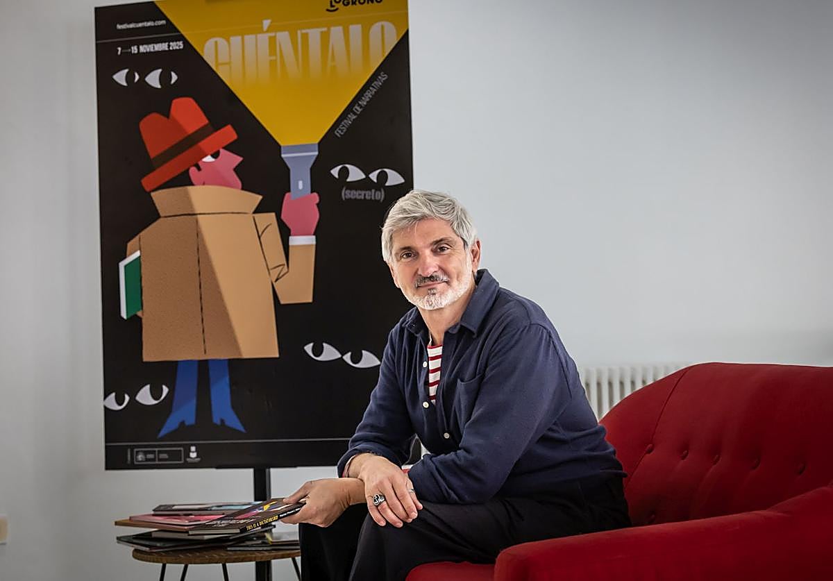 Mikel Casal ante el cartel que ha ilustrado para el Festival de Narrativas Cuéntalo.