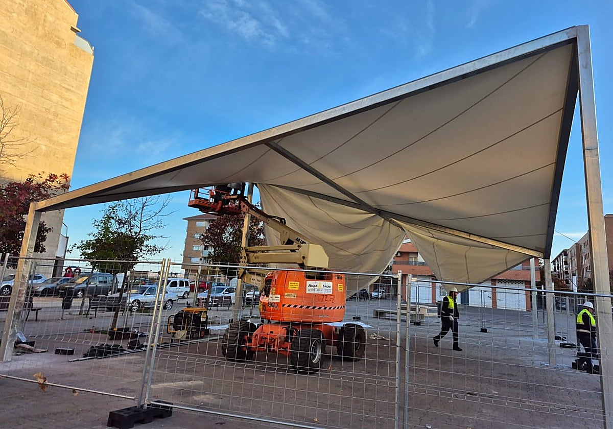 Trabajos de la colocación de la pérgola del parque entre las calles Aragón y Asturias.