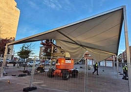 Trabajos de la colocación de la pérgola del parque entre las calles Aragón y Asturias.