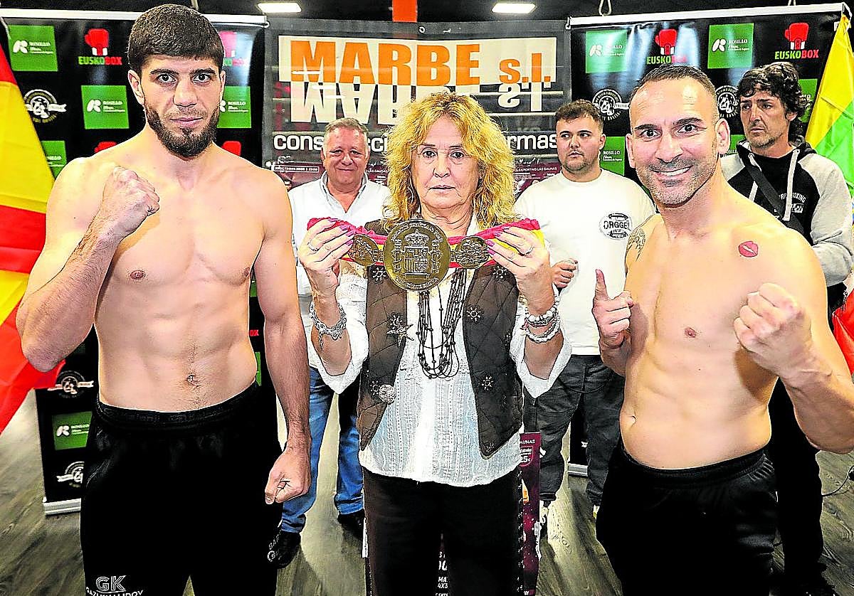 Gazi Khalidov (izquierda) y Fernando Heredia (derecha) posan con el cinturón del peso semipesado en juego esta noche.