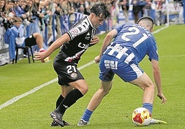Pablo Aguinada se escapa de Arzak en el encuentro que la SDL ganó en Ibaia