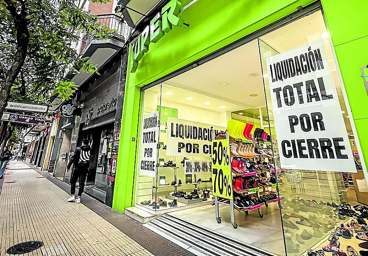 Tienda de Calzados Ebro en la calle Chile, que cerrará a final de mes.