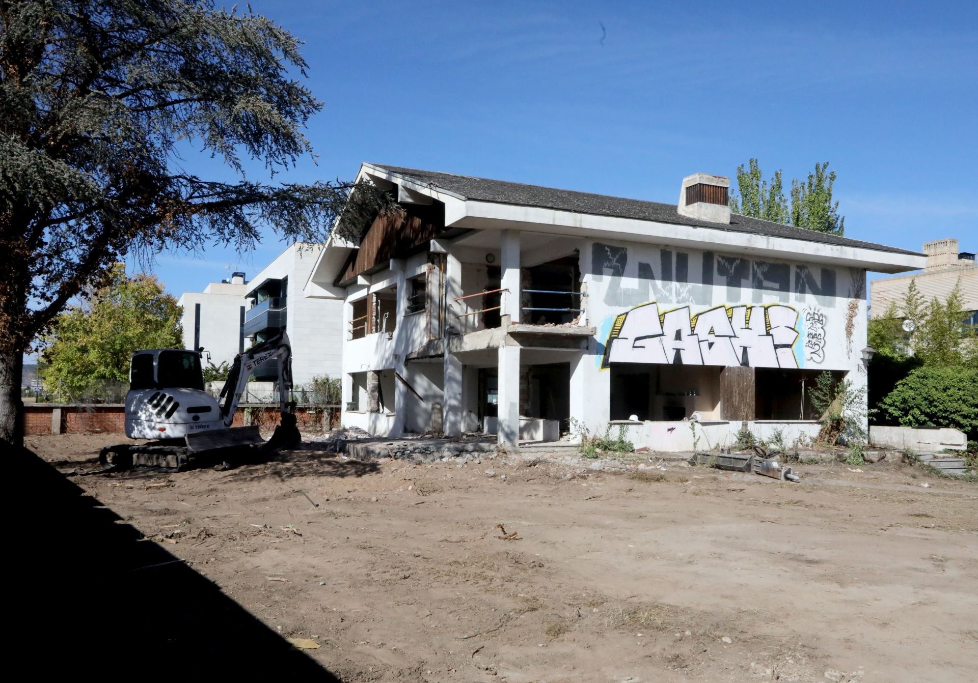 Excavadora dentro de la propiedad.