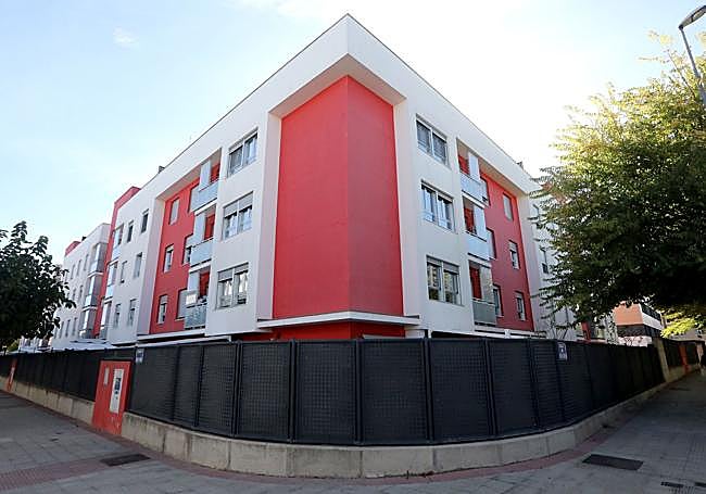 Edificio de nueva construcción en el barrio Entre Ríos de Lardero.