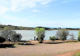 Varios puestos de aficionados a la pesca, en las orillas de los pantanos de La Molineta.