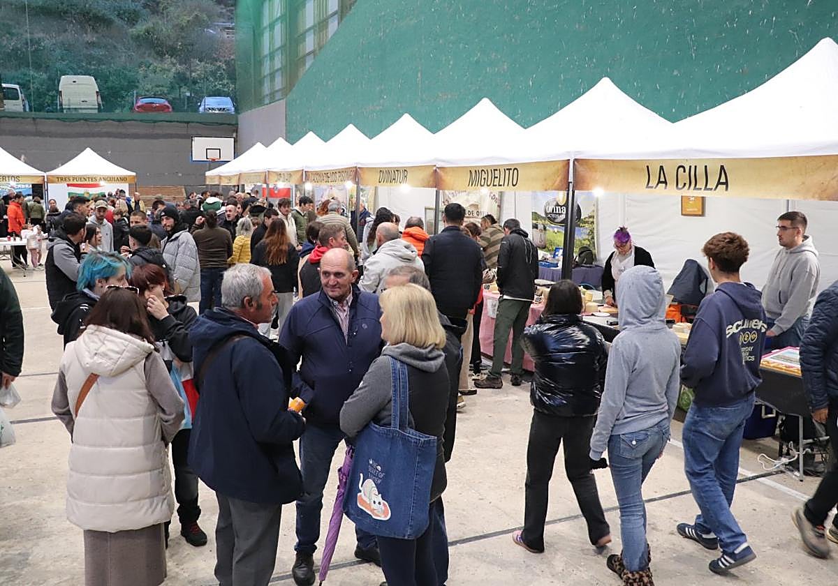 Ni la ligera lluvia ni la espera por el paso de Arnedillo amilanaron al numeroso público que acudió a la feria.