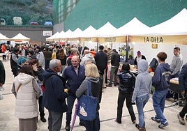 Ni la ligera lluvia ni la espera por el paso de Arnedillo amilanaron al numeroso público que acudió a la feria.