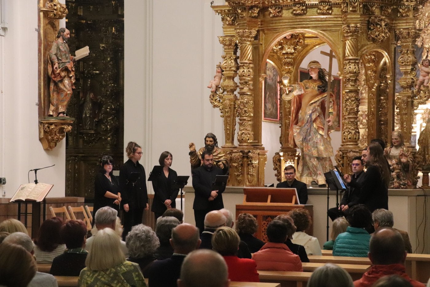 Alberto Cebolla, a la derecha, dirigiendo a la formación de canto gregoriano en septiembre en San Miguel.