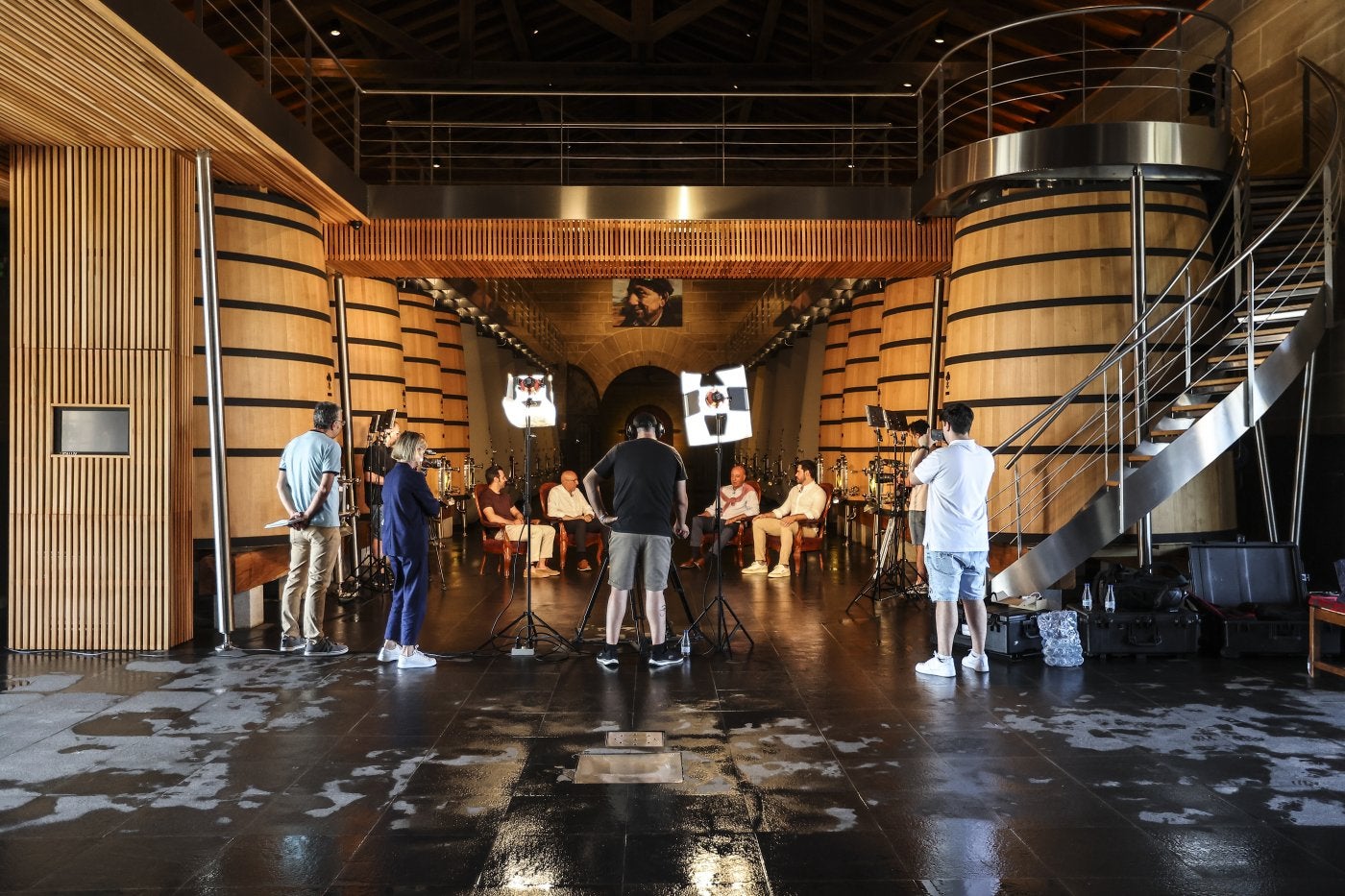 Patriarca, hijos y nietos de la familia Eguren, durante la grabación del diálogo en el interior de la bodega, el pasado mes de junio, con el realizador Leo Brox, en el centro y de espaldas, atento a todo.