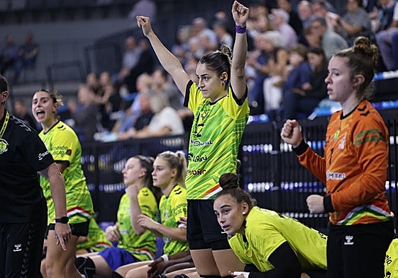 El banquillo del Grafometal celebra un triunfo.