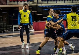 Luis Juárez intenta superar a Aitor García y Miguel Martínez en un entrenamiento.