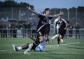 David Sánchez celebra el gol después de recibir la asistencia de Aguinaga.