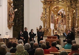 Alberto Cebolla, a la derecha, dirigiendo a la formación de canto gregoriano en septiembre en San Miguel.