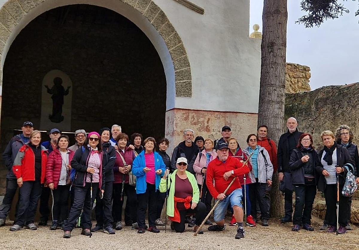 Los participantes en el paseo saludable a su llegada al Monasterio de la Herrera.