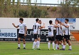 Imagen de la celebración de los blanquillos del gol de Álex Aguado que dio la victoria en el último partido en casa ante el líder, el Utebo.