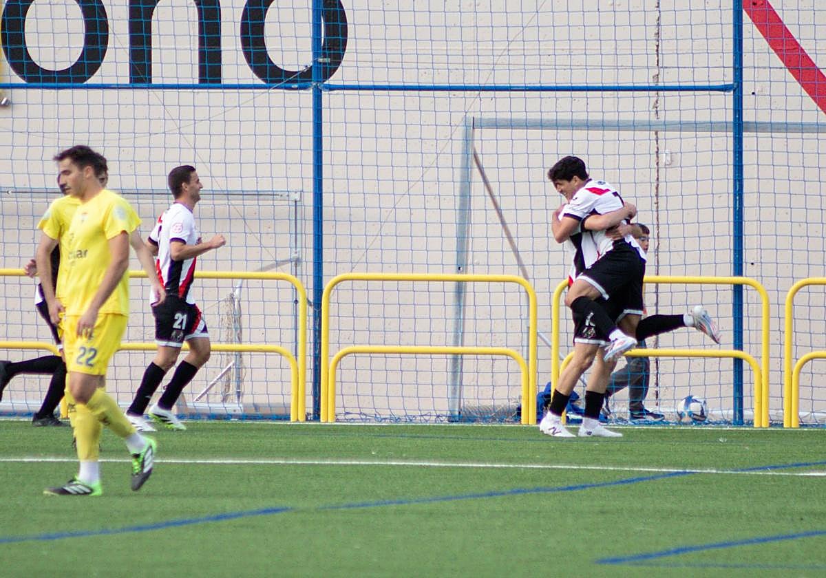 El Varea celebra un gol.