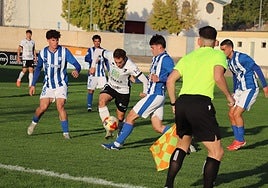 Intensidad defensiva. La capacidad defensora del Alavés B, siempre cayendo al dos contra uno, privó a los blanquillos de tener control.