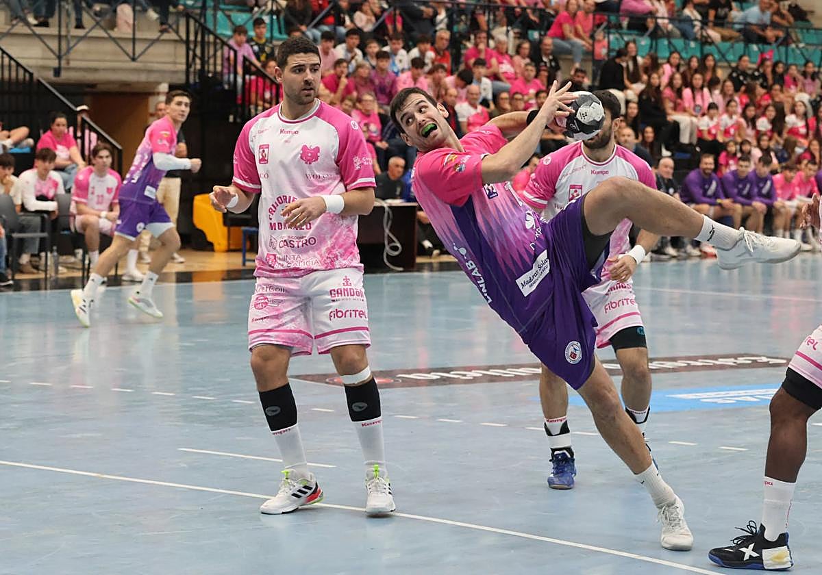 Álvaro Martínez anota uno de sus seis goles en O Gatañal.