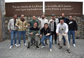 Una cuadrilla en la ruta de pinchos de Igea del sábado.