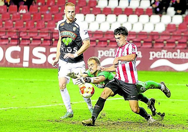 Urki estrelló el balón en el poste en esta acción.