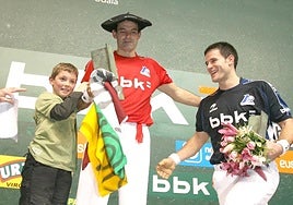 Titín, con la chapela y la bandera de La Rioja, en el podio con Barriola.