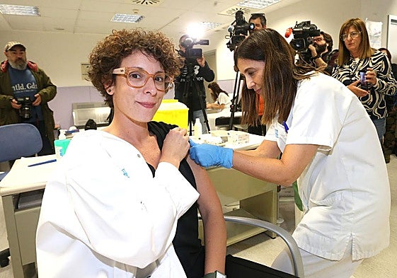 Una sanitaria recibe la vacuna contra la gripe este lunes en el Hospital San Pedro.