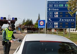 Un agente de la Guardia Civil conversa con un conductor en el peaje de Logroño, en una foto de archivo.