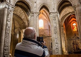 Algunas de las vidrieras, con motivos alusivos al éxodo, en la catedral de Santo Domingo de la Calzada.