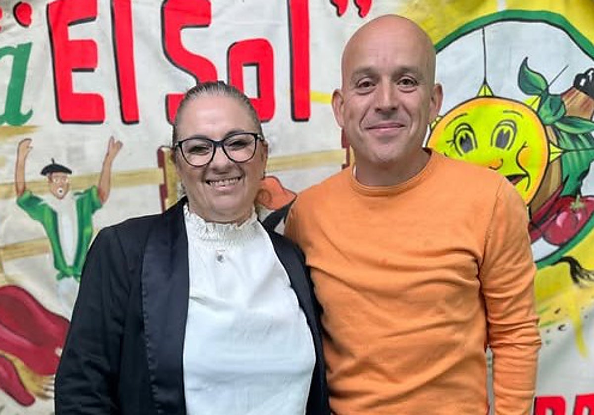 Idoia Sáenz, nueva presidenta de la peña El Sol, junto al ya expresidente Javier Calvano.