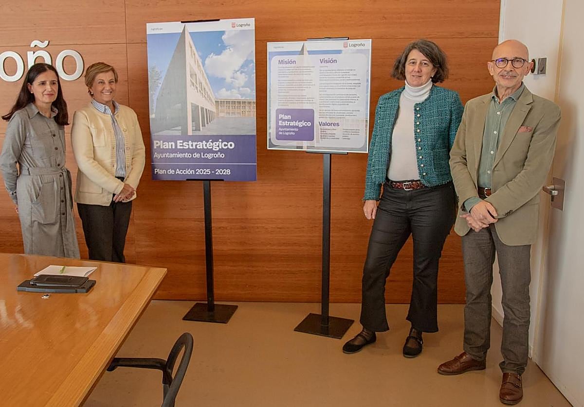 Pilar de Pablo (adjunta a Transparencia), Leonor González Menorca (concejala de Participación), Isabel Murillo (directora general de Transparencia, Estrategia y Evaluación Pública) y Bernabé Palacín (director general de Alcaldía), en la presentación del Plan.