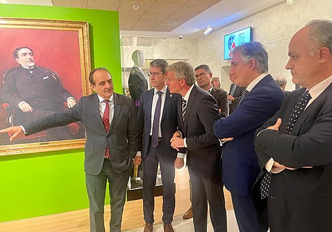 Inauguración de la exposición, en Madrid, con el presidente Capellán entre los asistentes.