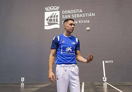 Javier Zabala observa una de las pelotas en el Atano III de San Sebastián, en una imagen de archivo.