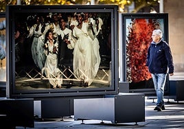 En primer término y centrada en el color blanco, imagen de una novia bailando con sus invitados en Skopie, en Macedonia.
