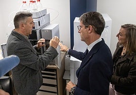 El presidente de La Rioja, Gonzalo Capellán, junto con la rectora de la Universidad de La Rioja, Eva Sanz, en la presentación de los nuevos equipamientos.