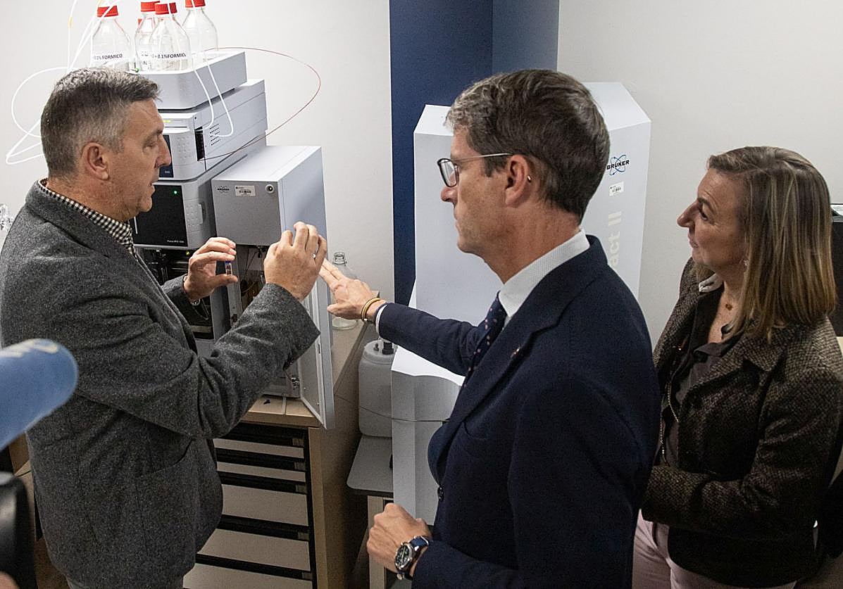 El presidente de La Rioja, Gonzalo Capellán, junto con la rectora de la Universidad de La Rioja, Eva Sanz, en la presentación de los nuevos equipamientos.