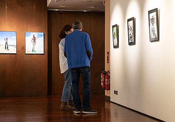 Charo Zúñiga y Luis Sanjuan recorriendo la exposición.