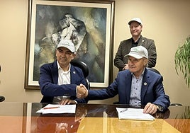 Firma del acuerdo por el que Aresol Renovables y la canadiense Ecolomondo Corporation van a consturir cuatro plantas de pirólisis de neumáticos en la UE.