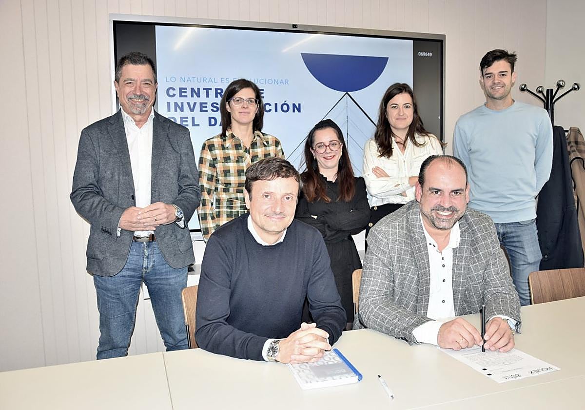 Momento de la firma entre ambas entidades riojanas.