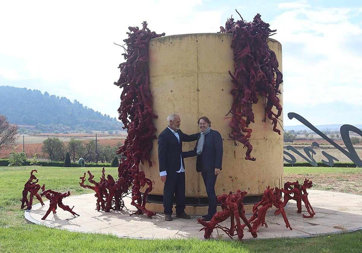 Óscar Vautherin y Santiago Vivanco en la obra exterior.