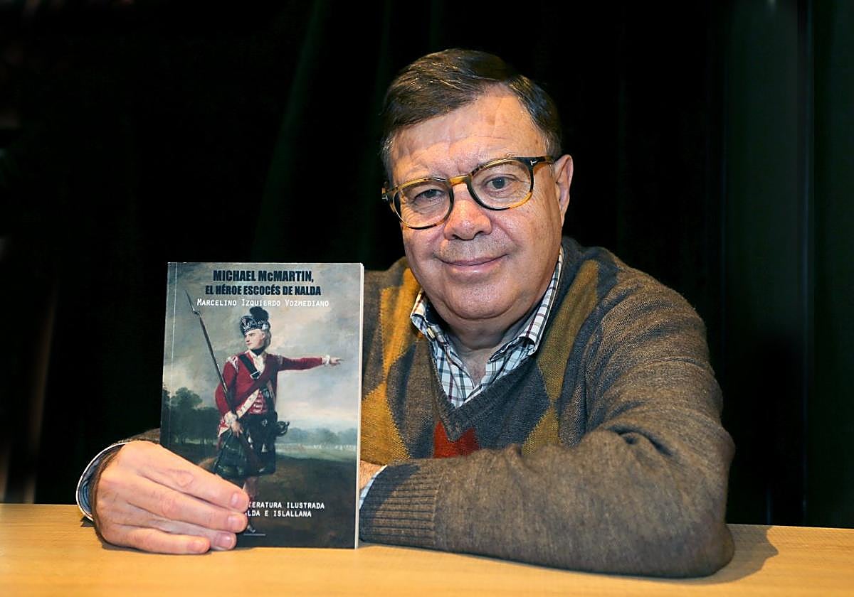 Marcelino Izquierdo posa con su libro.