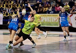 Paula Morales marca uno de los goles del Sporting ante el Bera Bera.