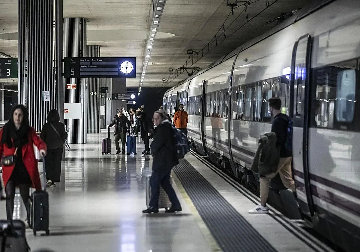 Pasajeros en la estación de Logroño, en una imagen de archivo.