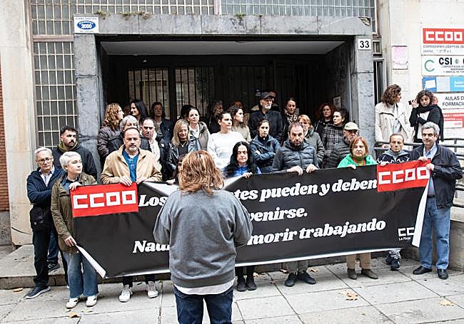 Minuto de silencio en la puerta de Comisiones Obreras en Logroño.