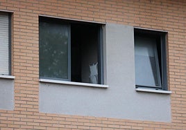 Vista desde el exterior de la habitación afectada por el fuego.