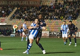 Orodea le pega al balón presionado por Jair en la primera eliminatoria de la Copa del Rey disputada en el Luis de la Fuente de Haro.