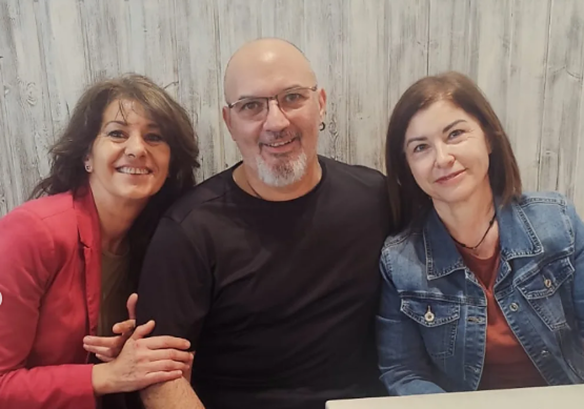 Raquel, alfareña residente en Benetusser, Sergio, vecino que la salvó y Cristina, que estaba en el local con ella cuando llegó la dana.