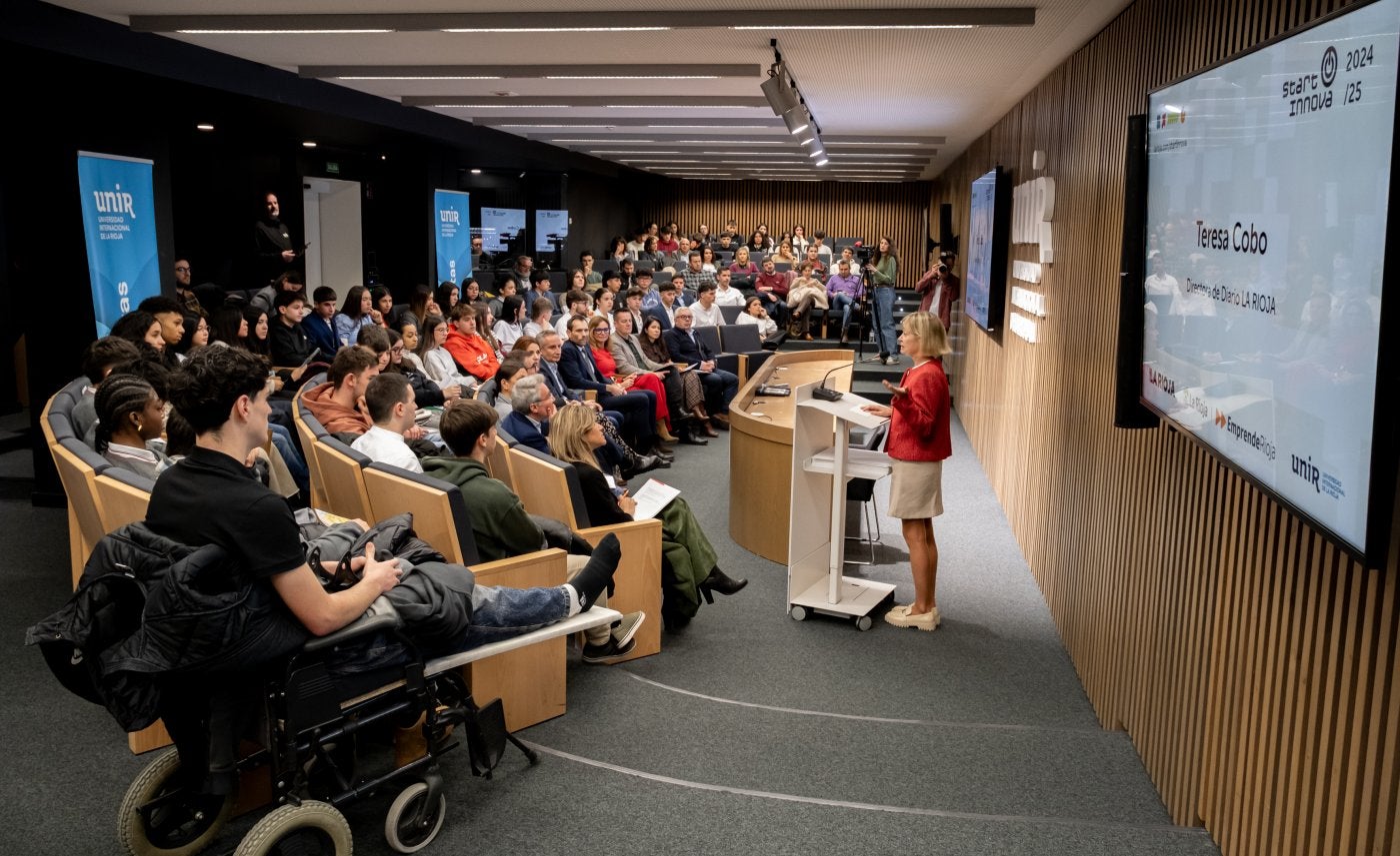 Teresa Cobo, directora de Diario LA RIOJA, se dirige a los finalistas de la última edición.
