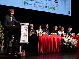 Jesús Álvarez se dirige a los presentes en la inauguración de las Jornadas del Champiñón y Seta de Autol, ayer en el auditorio municipal.