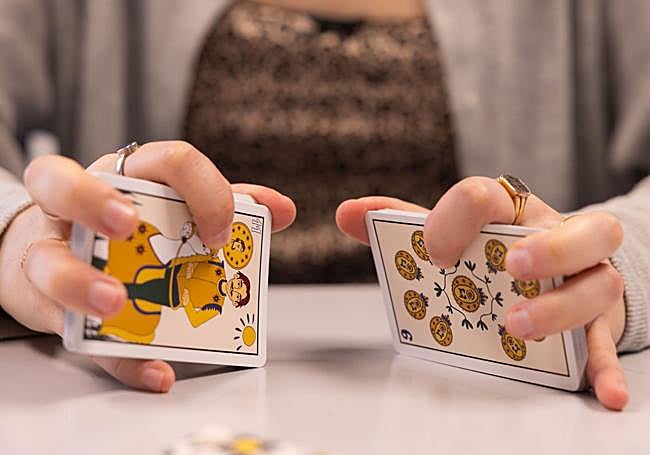 Oestreicher baraja las carta de 'Quimera'. En la imagen: el Caballo y el ocho de Oros.